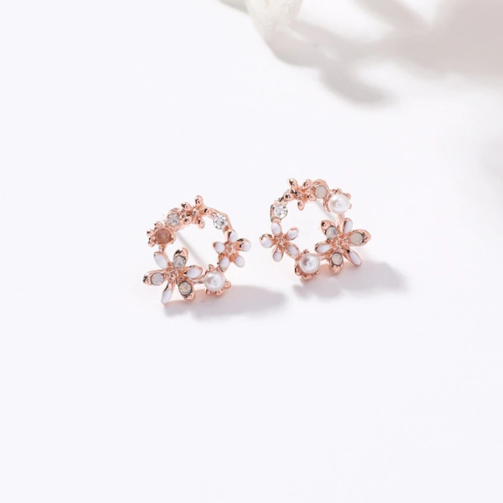 Small Wreath Stud Earrings - Rose Gold/Faux Pearl